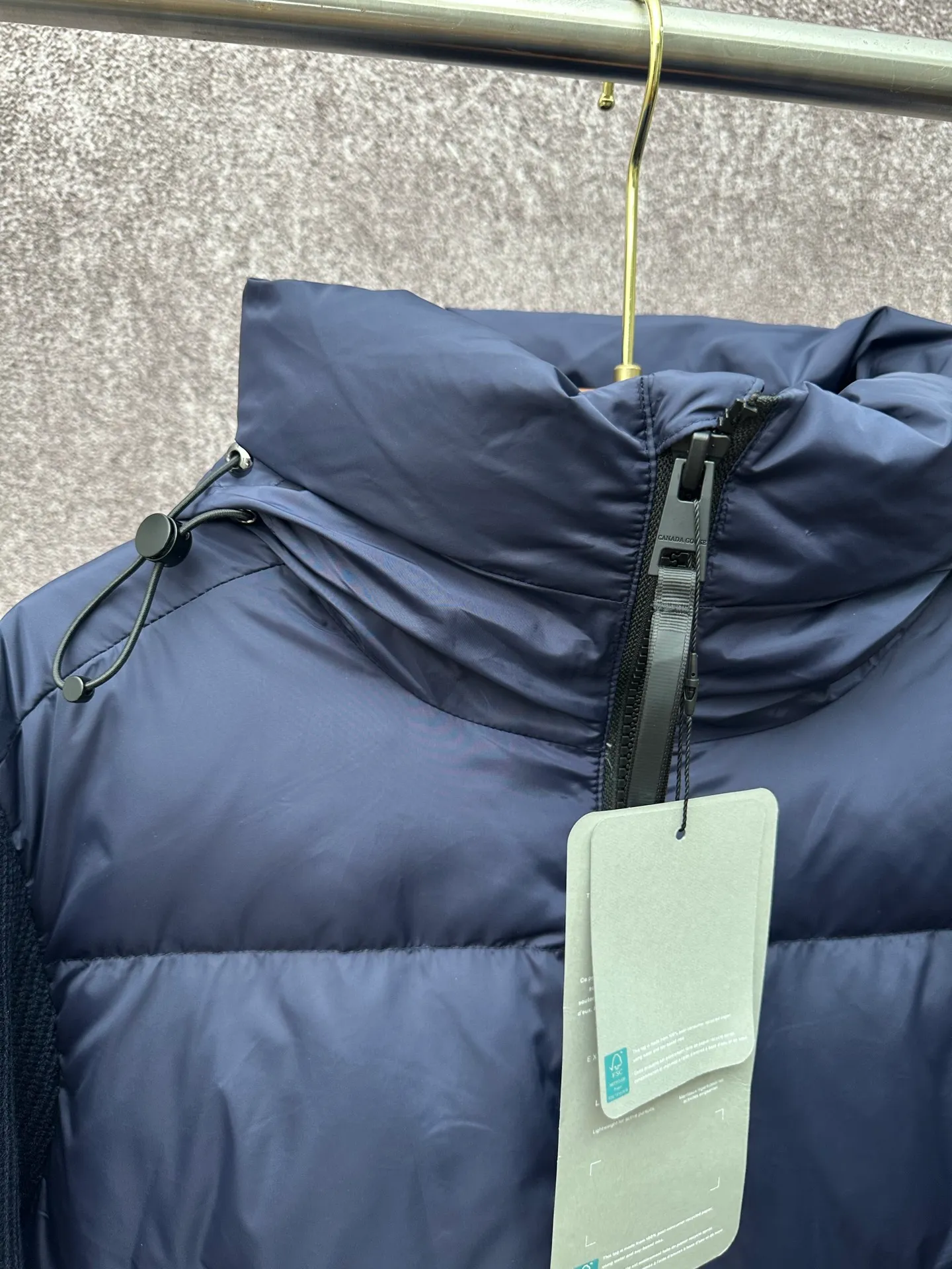 P930 Canada Goose Armband Hooded Down Jacket Fabric selection: The use of high-quality protective nylon fabric not only enhances the wear resistance of the surface, but also takes into account wind resistance, ensuring excellent performance in various harsh weather conditions.  90 national standard high-quality white duck down: selected high-loft down, weighing 170g, light and warm, with excellent temperature locking performance and good resilience.  Three-dimensional quilting process: Precision thread reinforcement to prevent velvet drilling and ensure that the fluffy and resilient elasticity lasts as new.  7-needle medium-thick knitted structure: Use thicker yarns to knit woolen fabrics with obvious thickness and weight. The texture is clearly visible and has a rough, retro texture. It has a good skeleton feel, is relatively stiff, and can maintain the silhouette of clothing for a long time. It also provides more layers of still air to lock in heat.  There is a brand exclusive LOGO on the woolen sleeve arms. It is dark and not obvious in the photo.  Accessories: One-to-one customized logo, one-to-one customized zipper pendant, one-to-one customized snap button SIZE: S M L XL